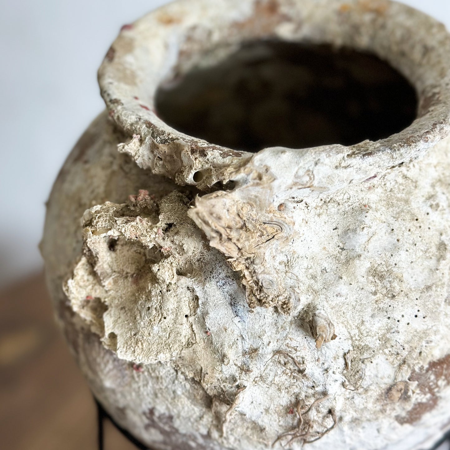 Round-Shipwreck-Pot-on-Stand-Barnacle-Coastal-Bali6