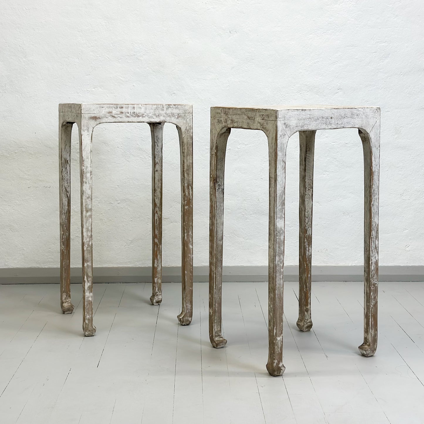 Distressed White Vase Table
