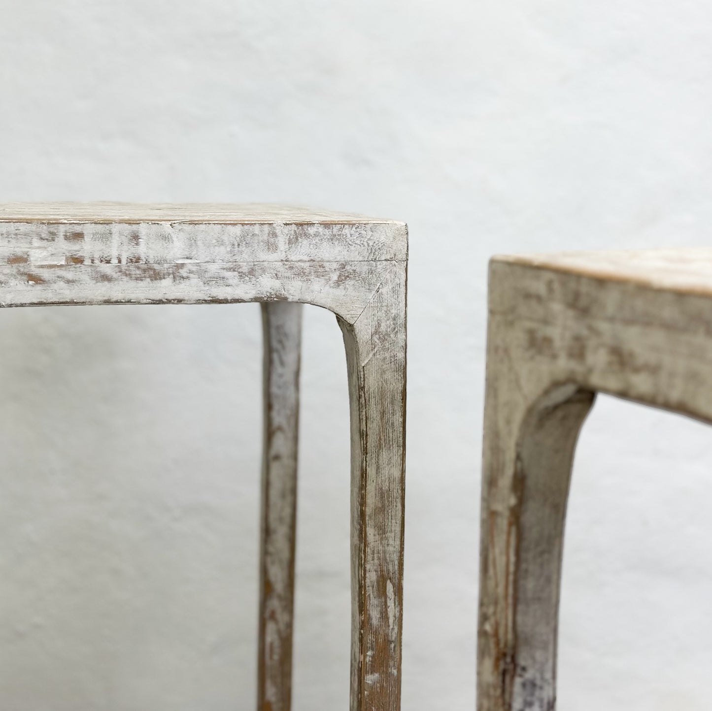Distressed White Vase Table