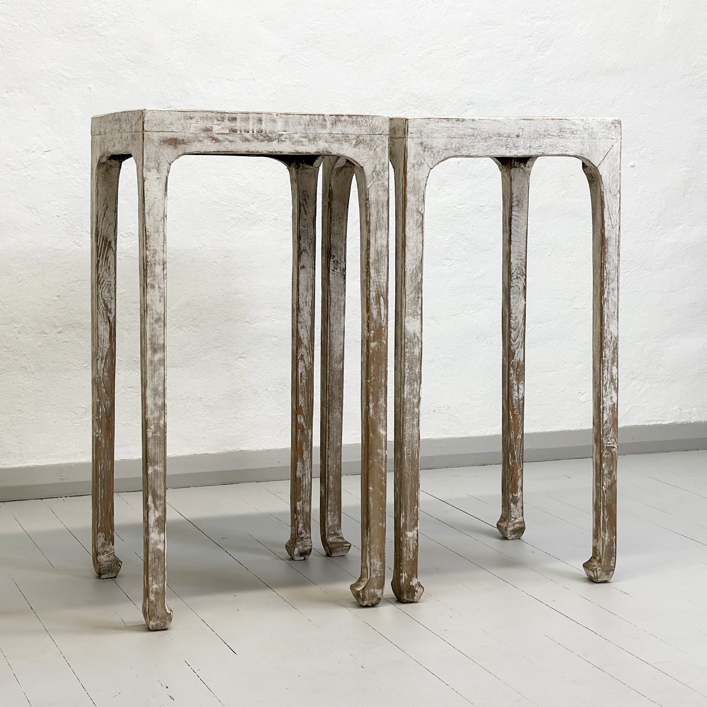 Distressed White Vase Table