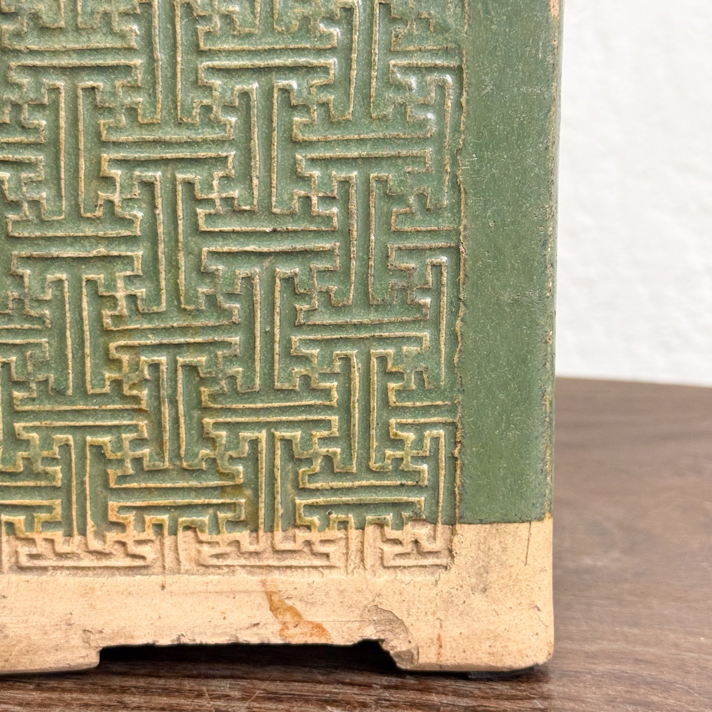 Cong Embossed Container