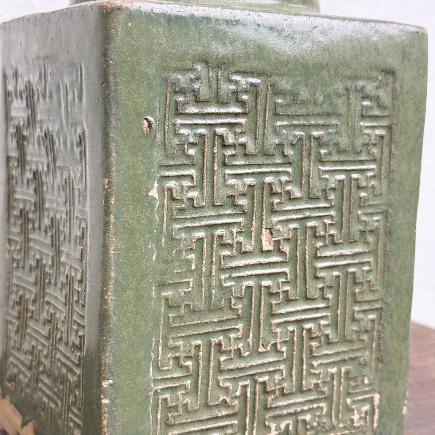 Cong Embossed Container