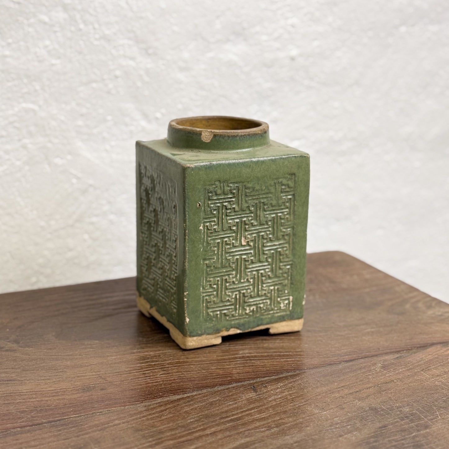 Cong Embossed Container