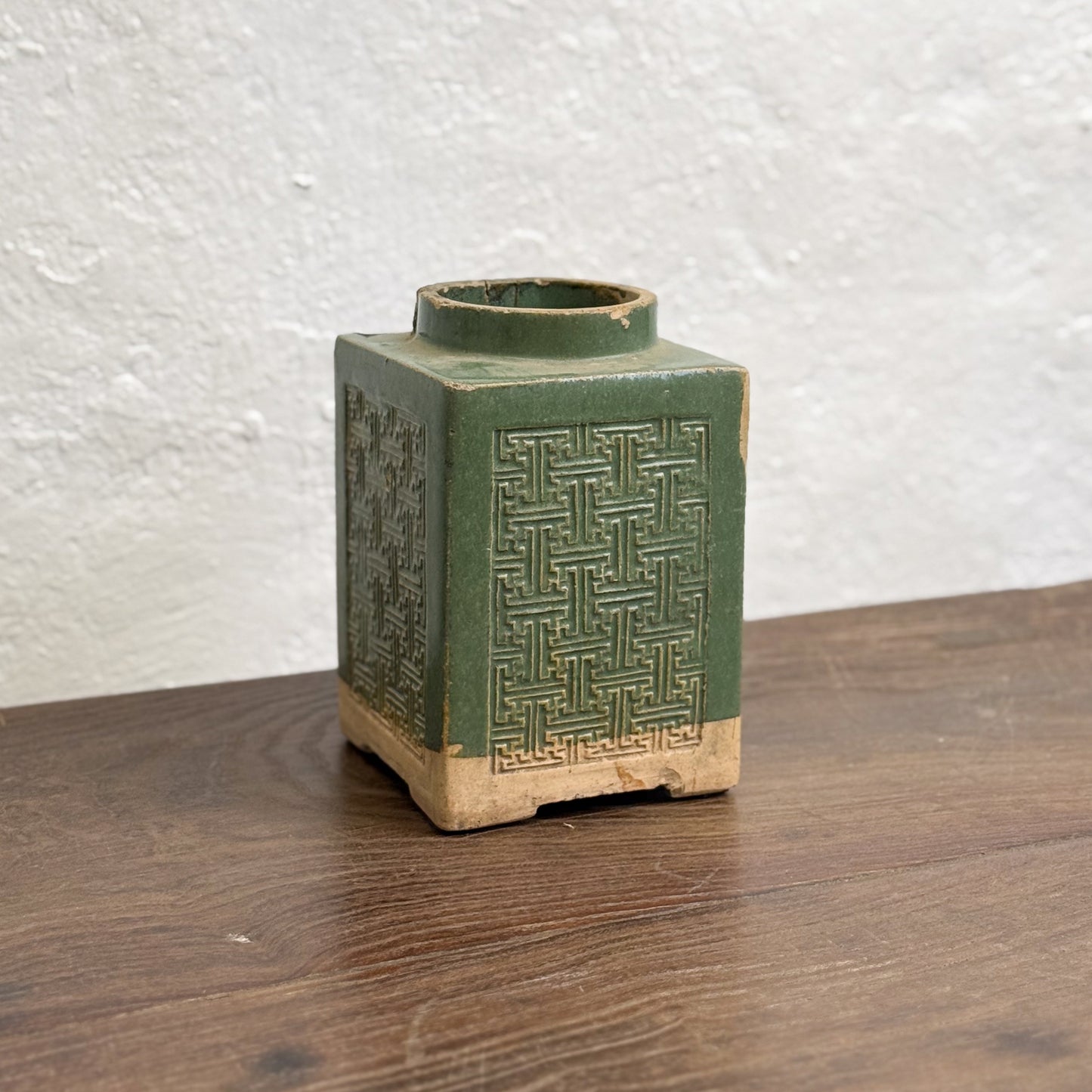 Cong Embossed Container