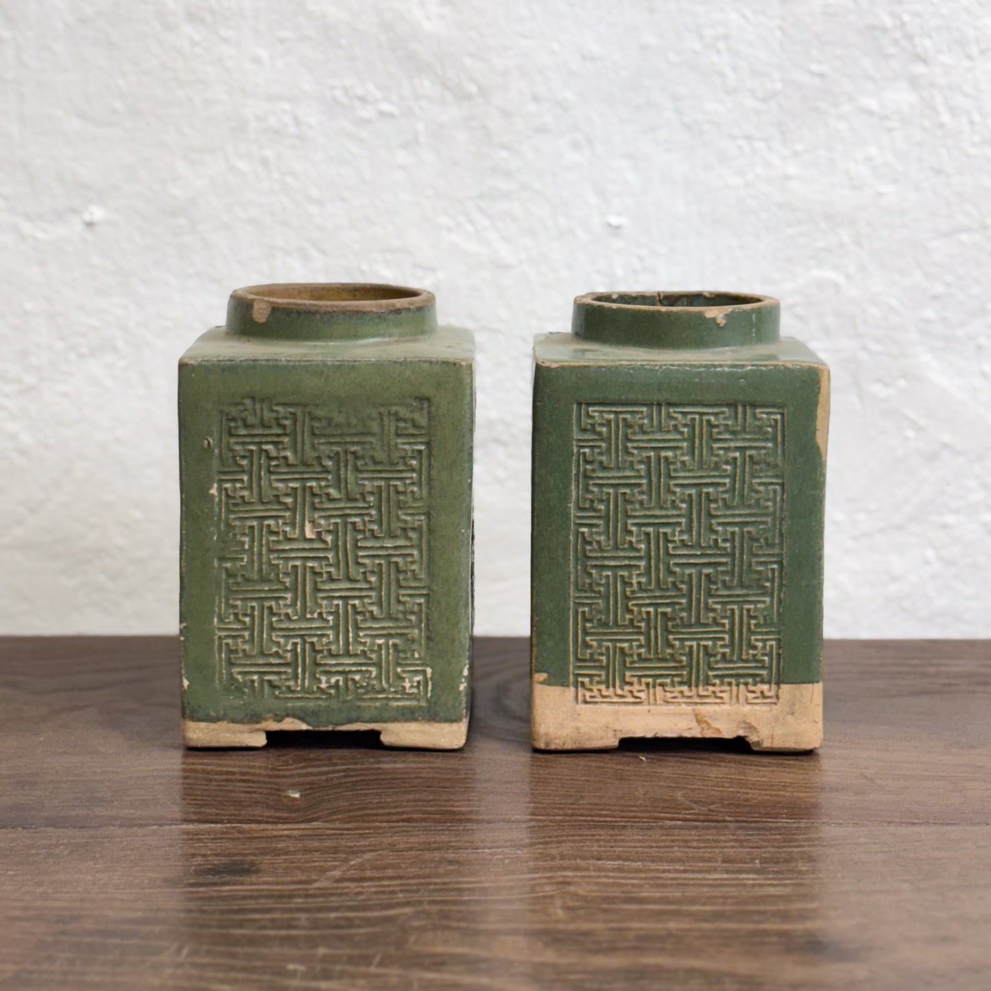 Cong Embossed Container
