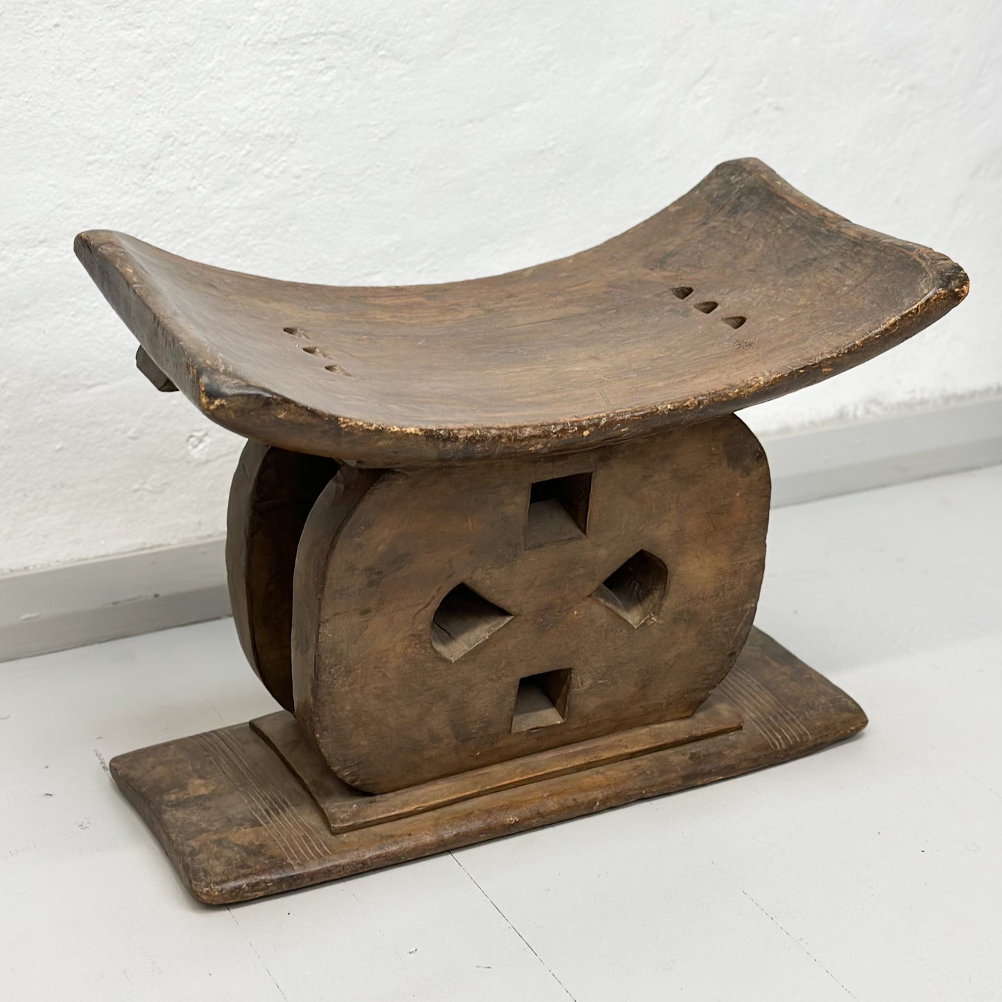 Ashanti-Asanti-Asante-Vintage-Curved-Carved-Stool-African-Ghana