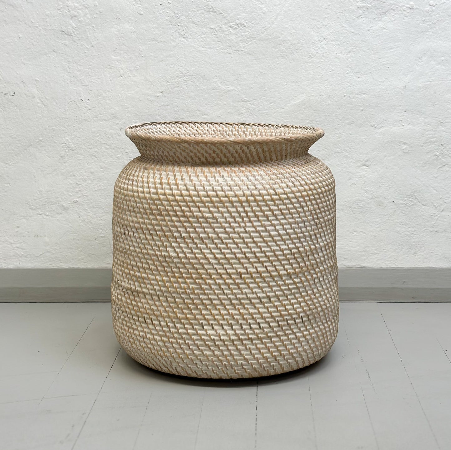 Round Lipped Rattan Planter