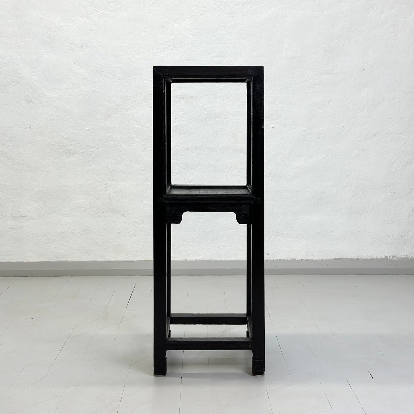 Simple Vase Stand with Shelf