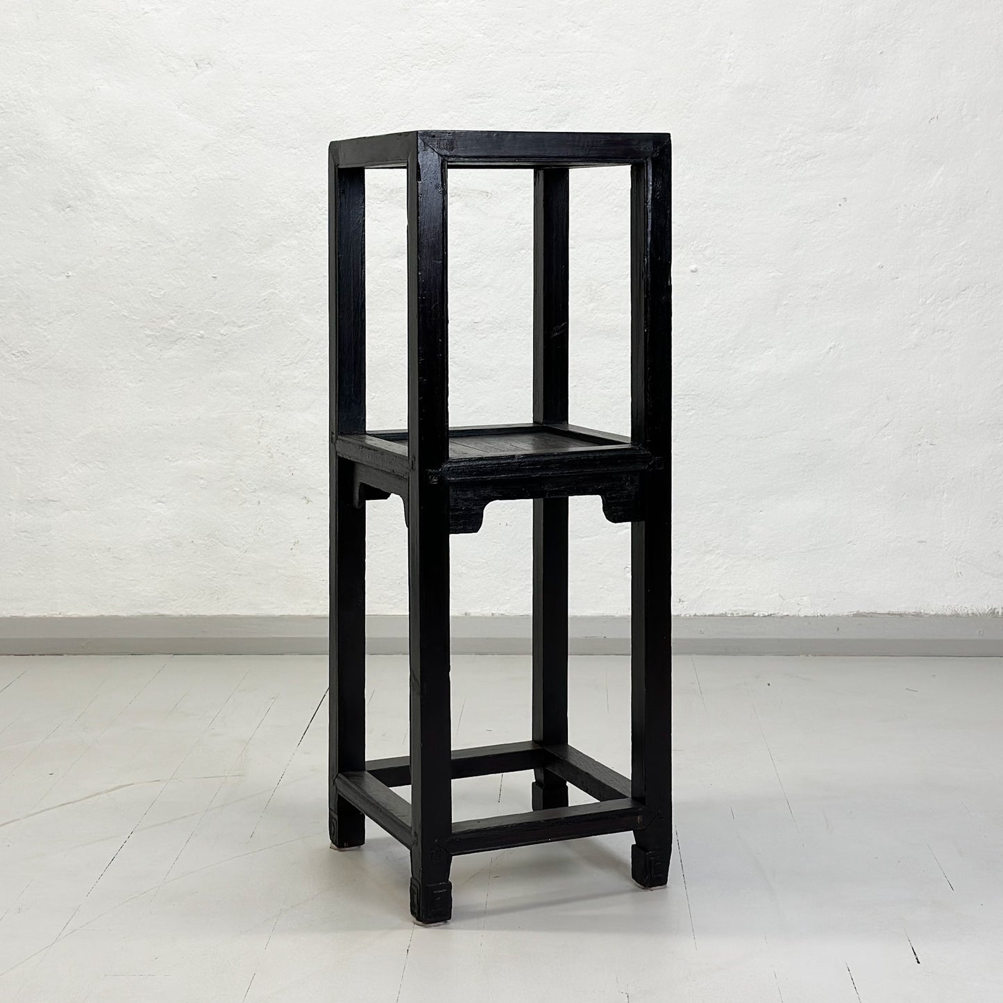 Simple Vase Stand with Shelf
