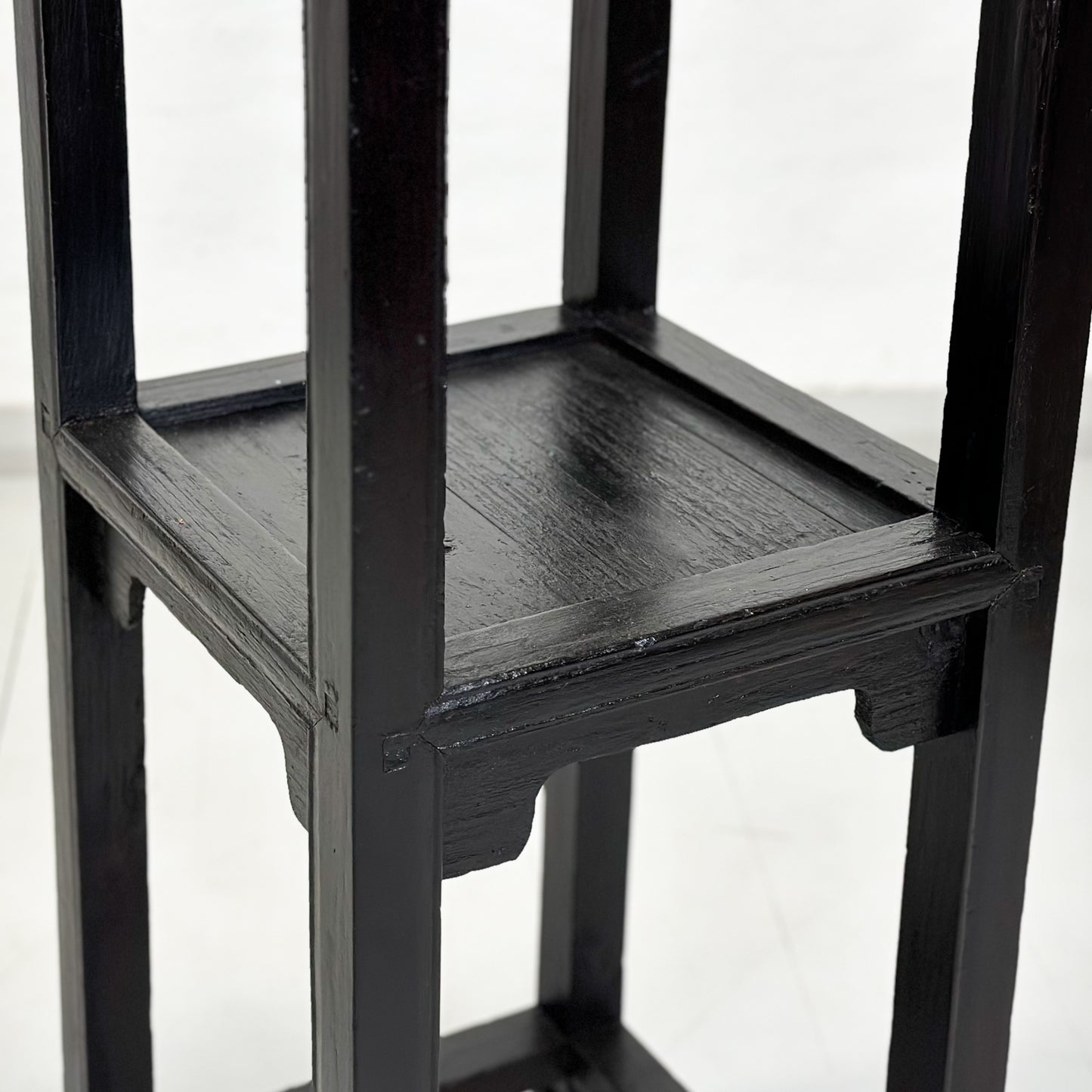 Simple Vase Stand with Shelf