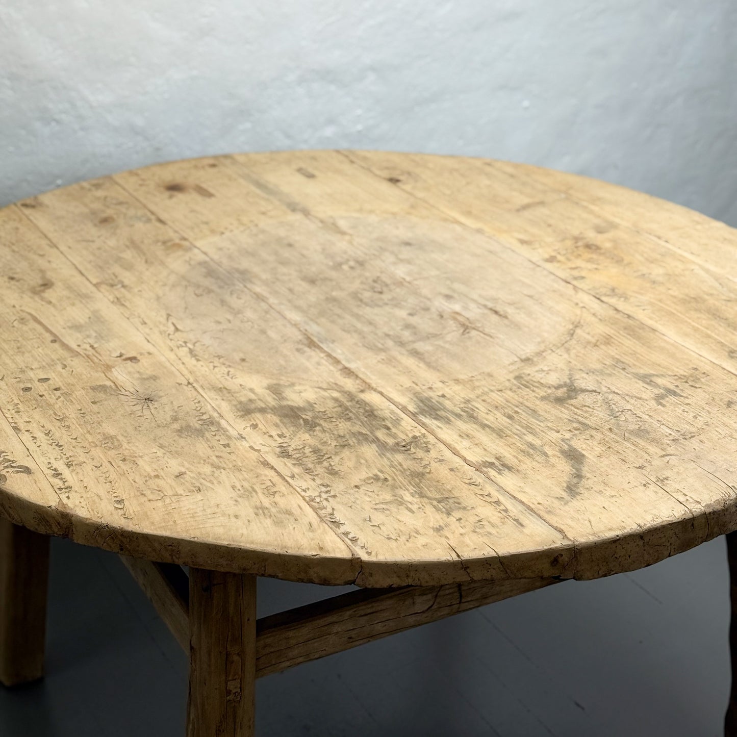 Round Raw Elm Table