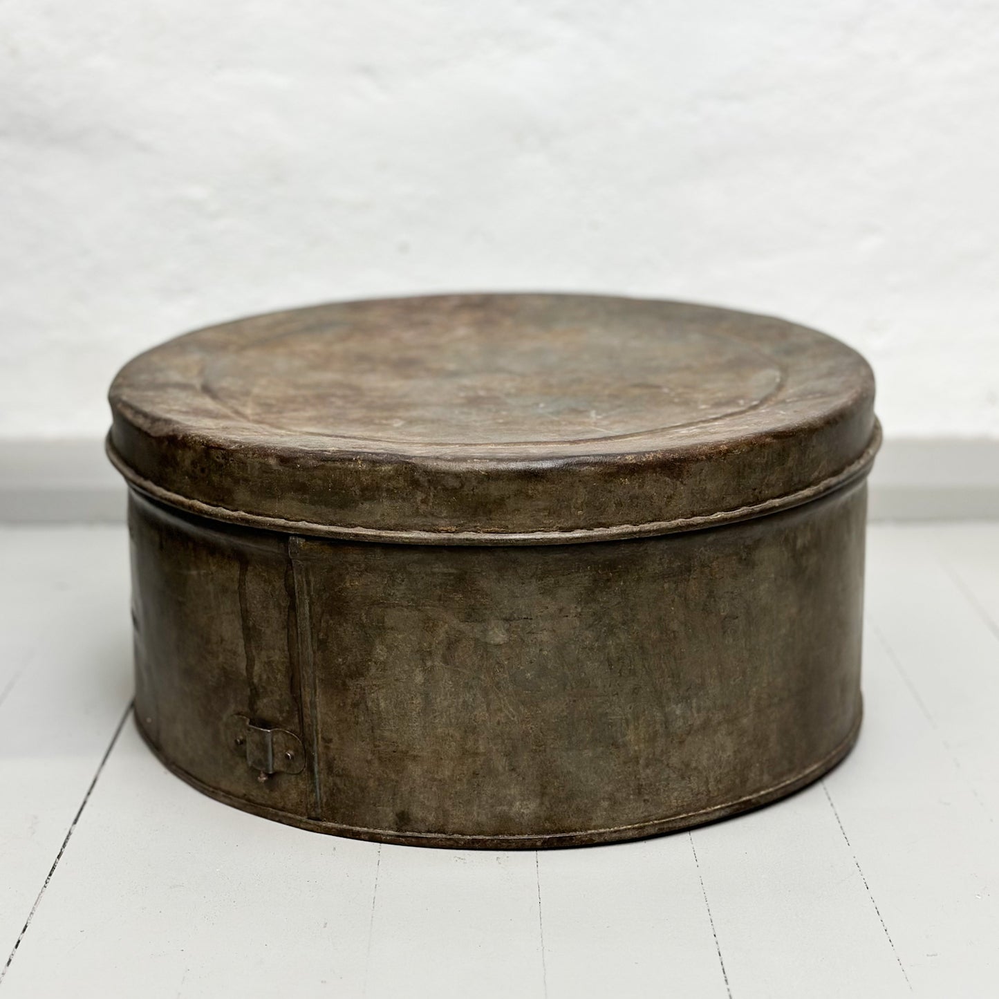 Round Vintage Iron Box with Lid