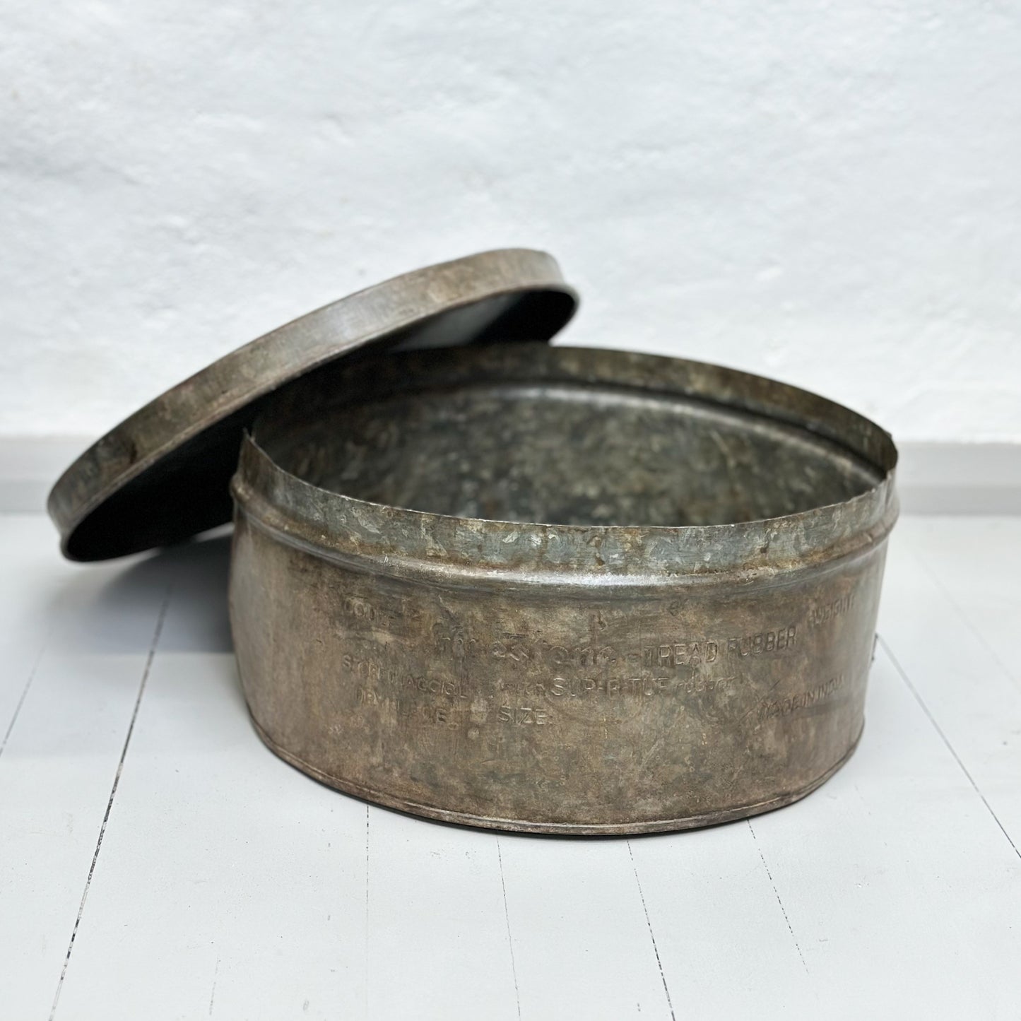 Round Vintage Iron Box with Lid