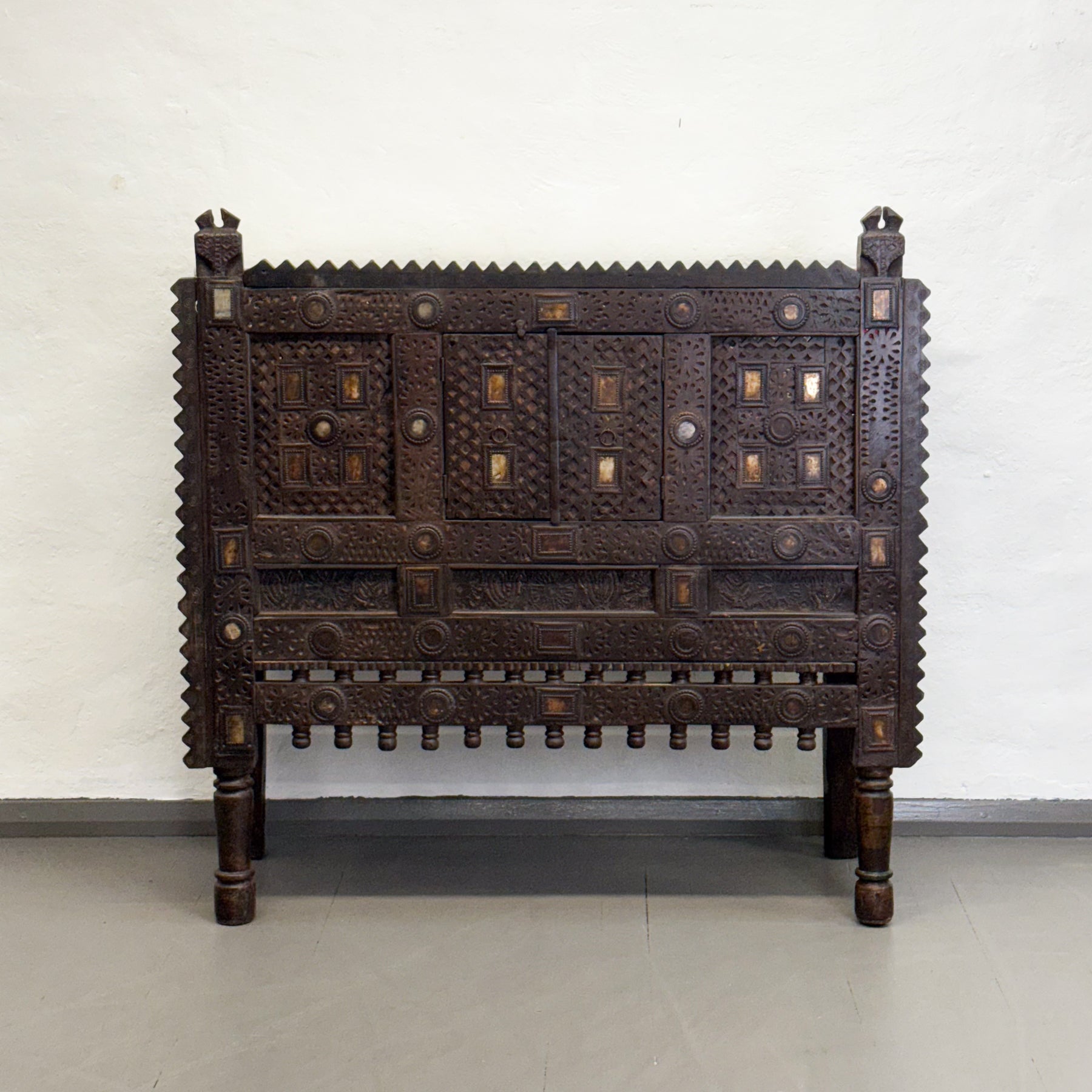 Carved Marble Top Damchiya