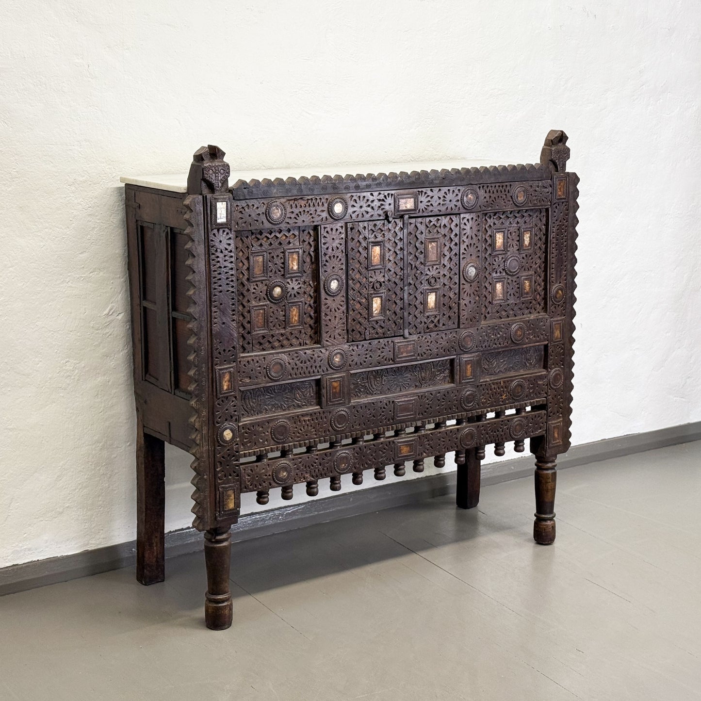 Carved Marble Top Damchiya
