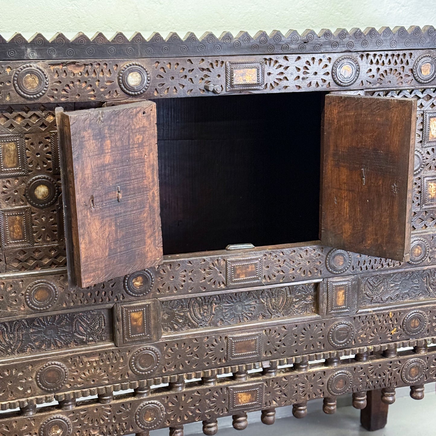 Carved Marble Top Damchiya