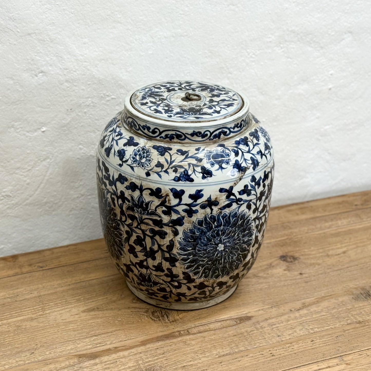Large Chrysanthemum Porcelain Jar