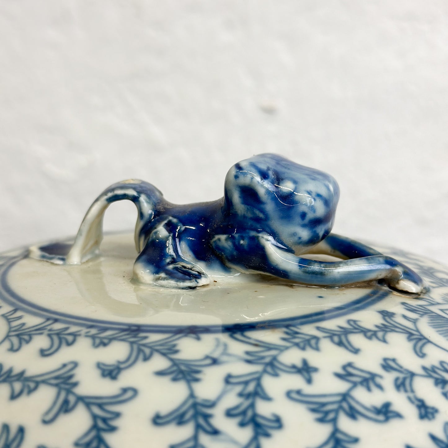 Vine Porcelain Container with Foo Dog Lid